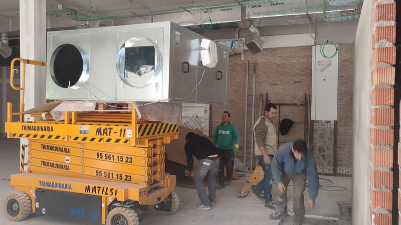 Unidad de tratamiento de aire instalada bajo el forjado de un local comercial en obra en Sevilla