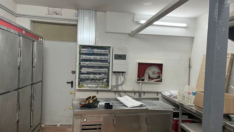 Cuarto técnico de un local con el cuadro eléctrico general y el inversor híbrido ya instalados