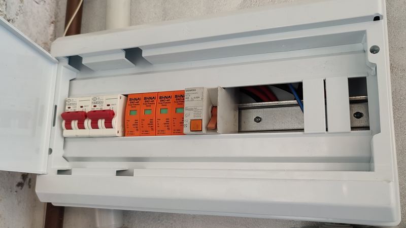 Cuadro de protecciones de corriente continua de una instalación fotovoltaica, con magnetotérmicos, protectores de sobretensión y diferencial