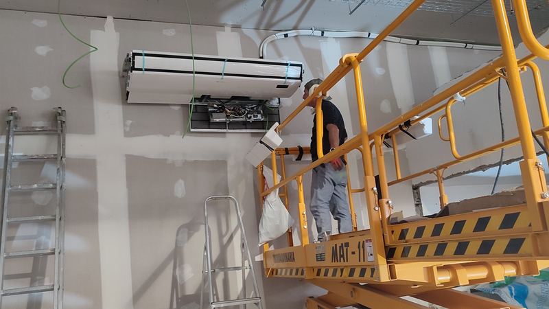 Cortina de aire instalada sobre la puerta de entrada de un local comercial en Sevilla
