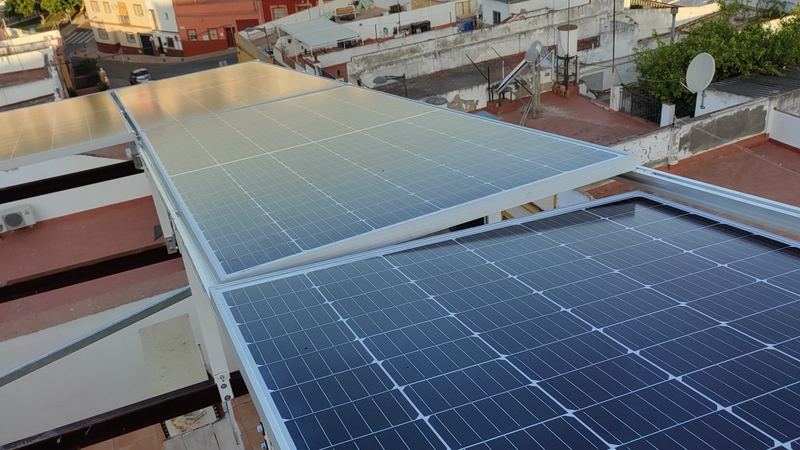 Pérgola fotovoltaica terminada sobre una azotea en un pueblo de la provincia de Sevilla