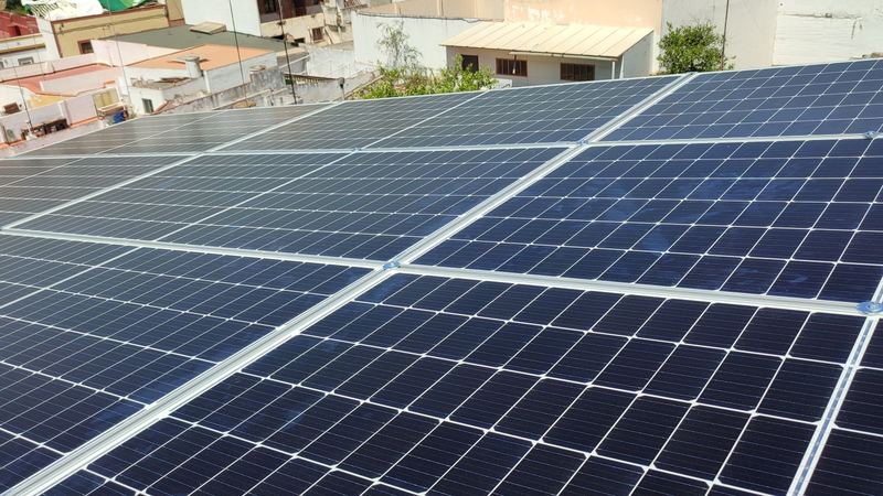 Detalle de los módulos fotovoltaicos montados sobre la estructura de aluminio de una pérgola solar