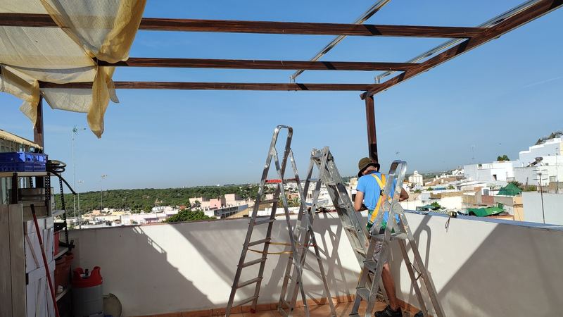 Azotea con la estructura de la pérgola solar montada, antes de colocar las placas fotovoltaicas