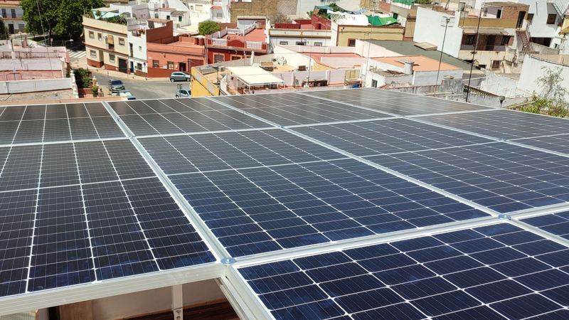 Pérgola solar de autoconsumo terminada sobre la azotea de una vivienda en Sevilla