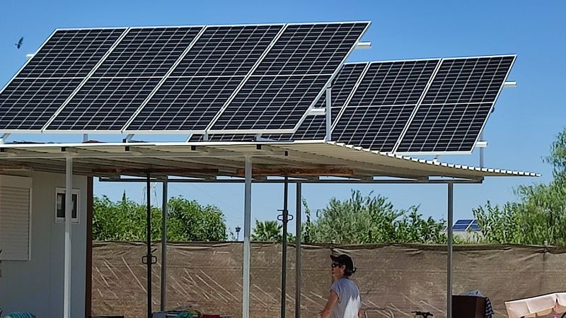 Placas solares de autoconsumo instaladas sobre el porche de una vivienda en la provincia de Sevilla