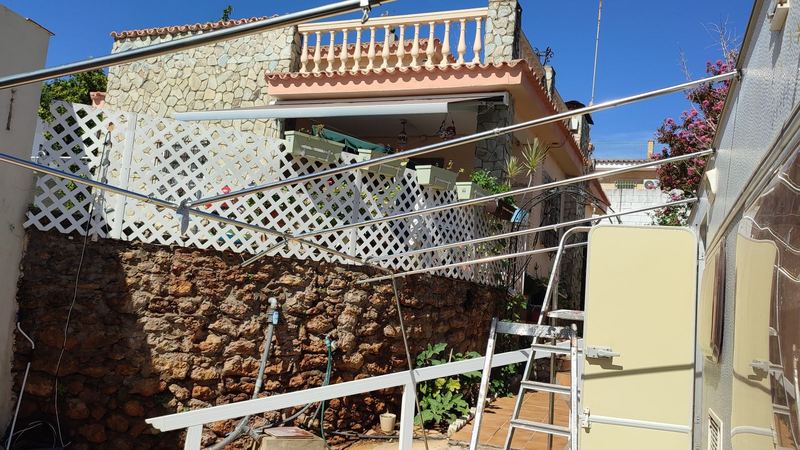 Perfiles de aluminio preparados en obra para la estructura de una instalación fotovoltaica